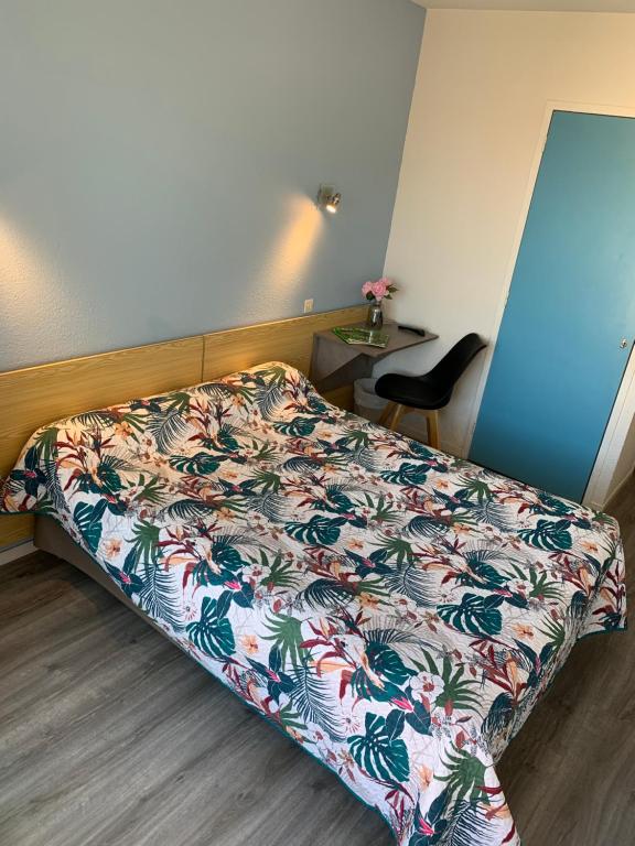 达克斯拜恩撒莱酒店的一间卧室配有一张带花卉床罩的床