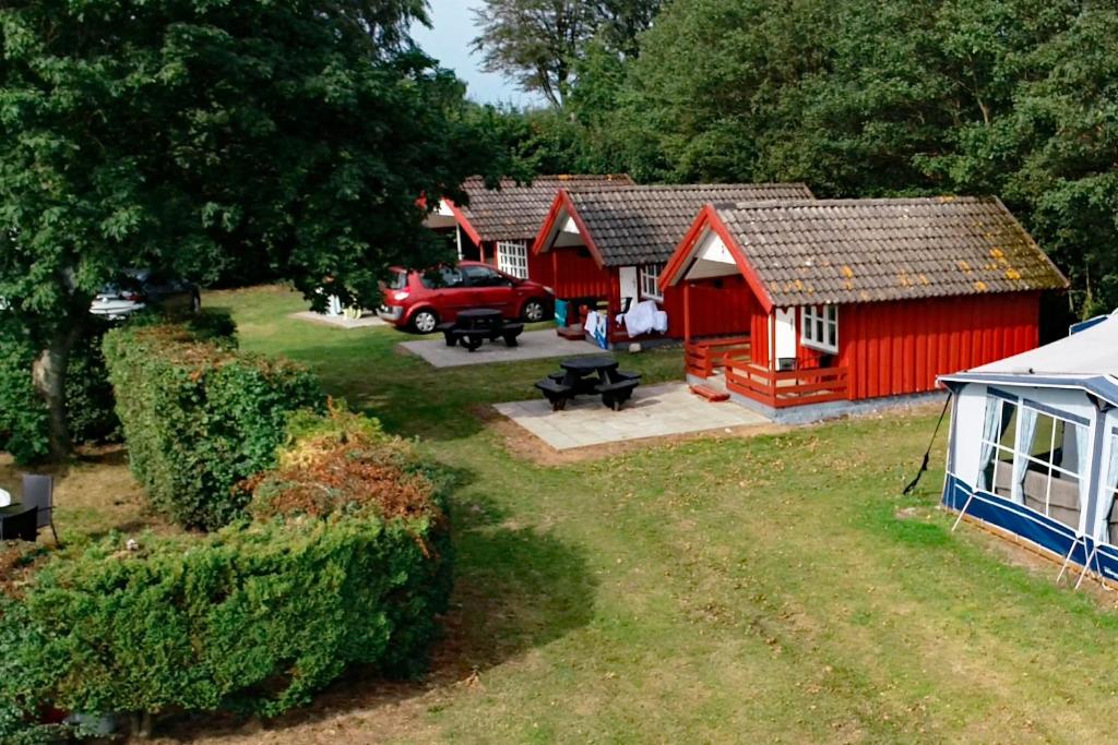 BredebroBredebro camping的享有红谷仓和白色帐篷的空中景致