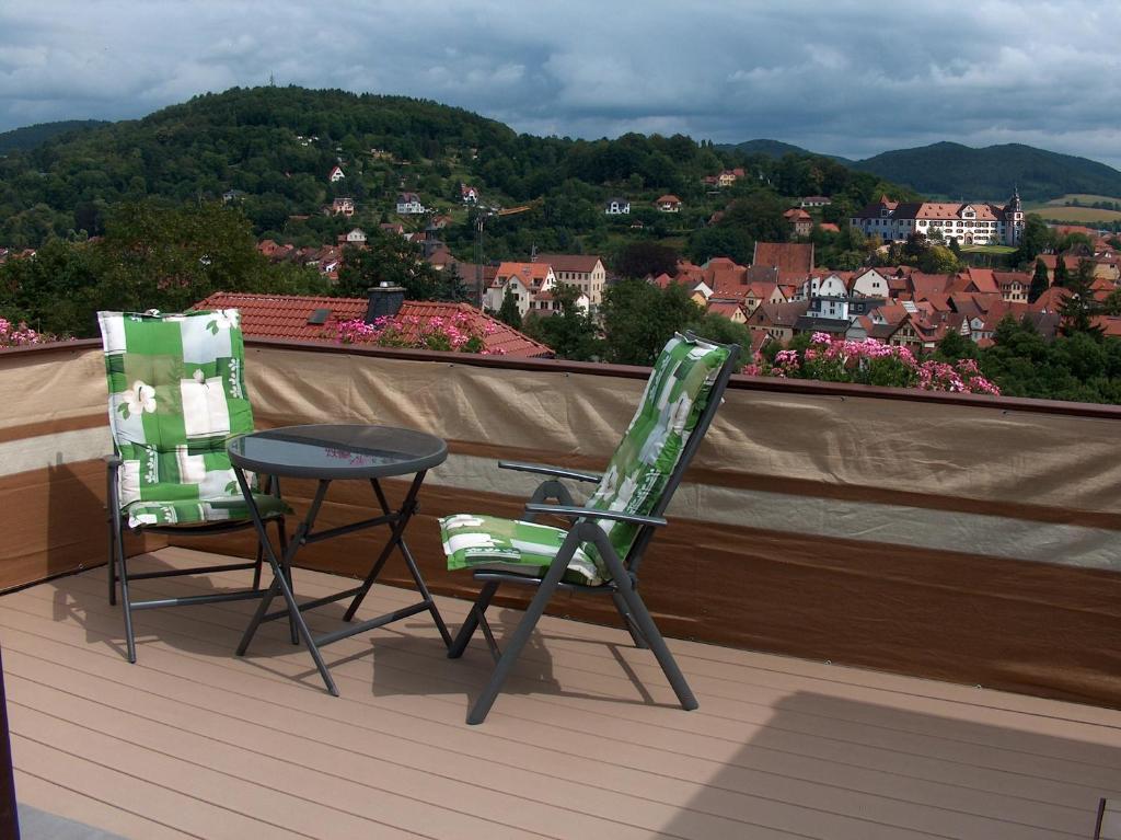 施马尔卡尔登Ferienwohnung Trollmann的美景阳台配有两把椅子和一张桌子