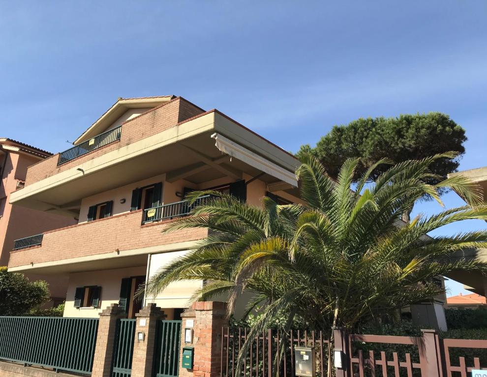 格罗塞托港Casa al mare的前面有棕榈树的建筑