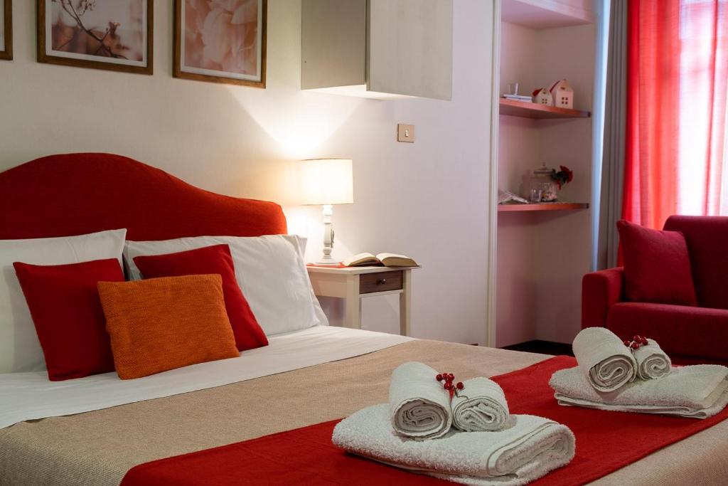 皮内罗洛费劳德公寓的酒店客房,配有带毛巾的床