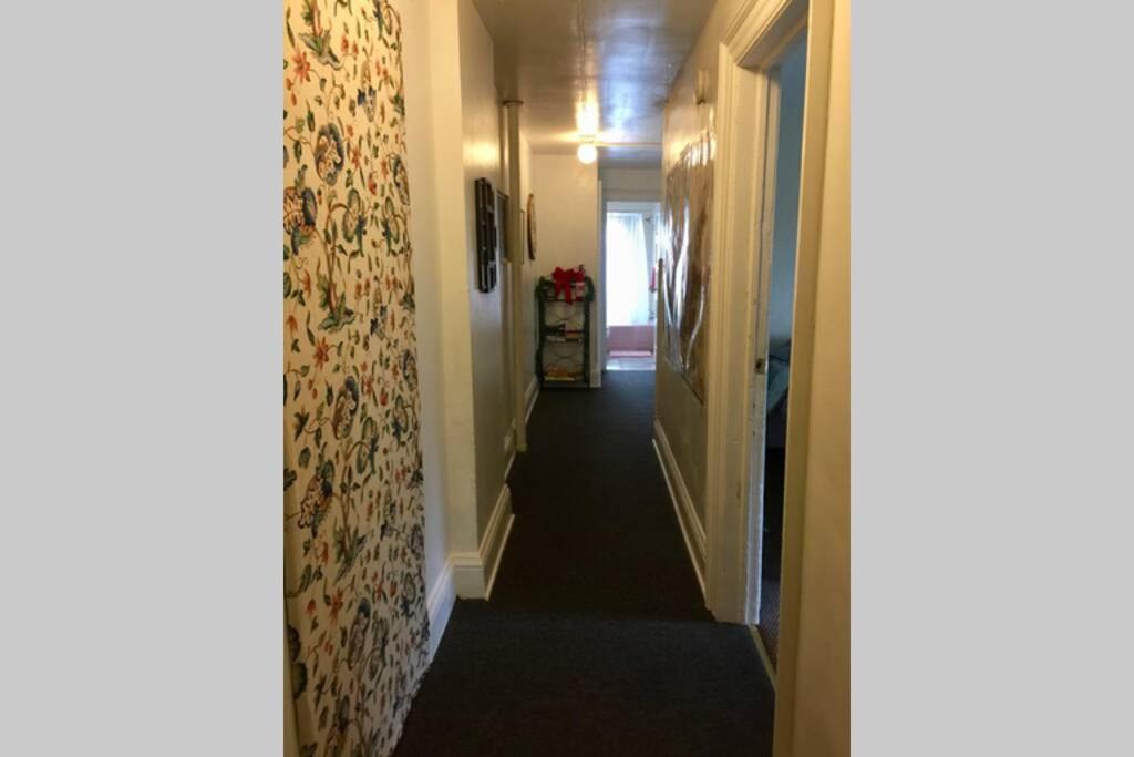 尼亚加拉瀑布Great Gorge Guesthouse - Walk to the Falls, the Casino and all Downtown Restaurants - Across from the Aquarium的走廊上设有楼梯,通往房间