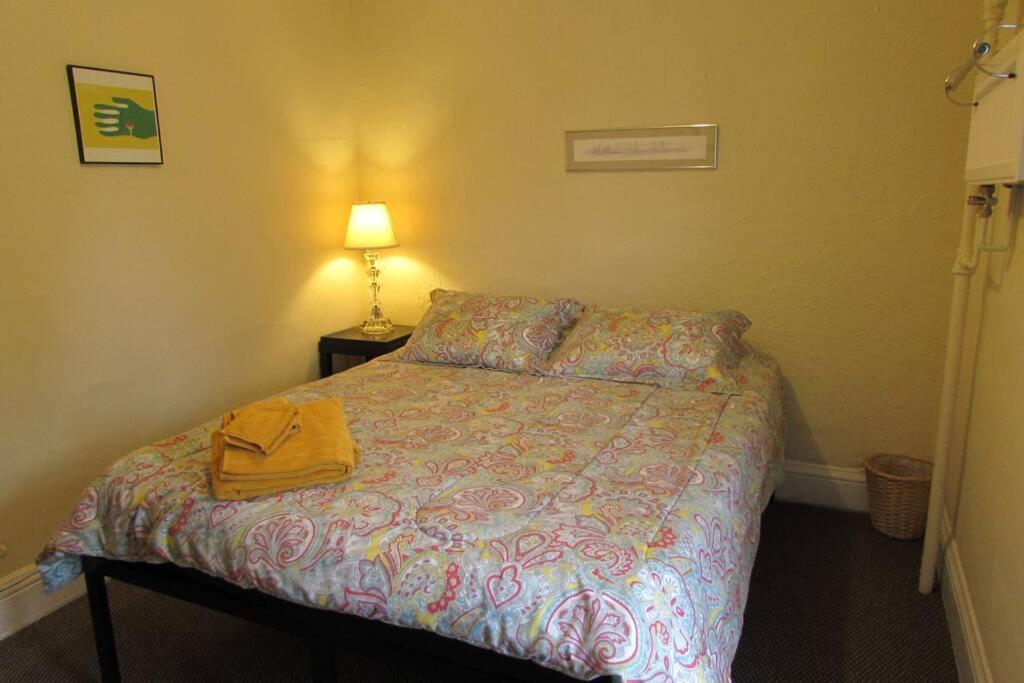 Great Gorge Guesthouse - Walk to the Falls, the Casino and all Downtown Restaurants - Across from the Aquarium客房内的一张或多张床位
