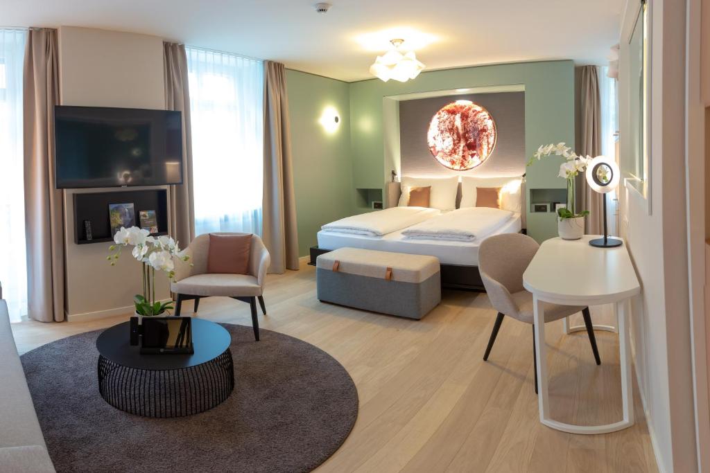 卢塞恩Cascada Boutique Hotel的酒店客房配有一张床铺和一张桌子。