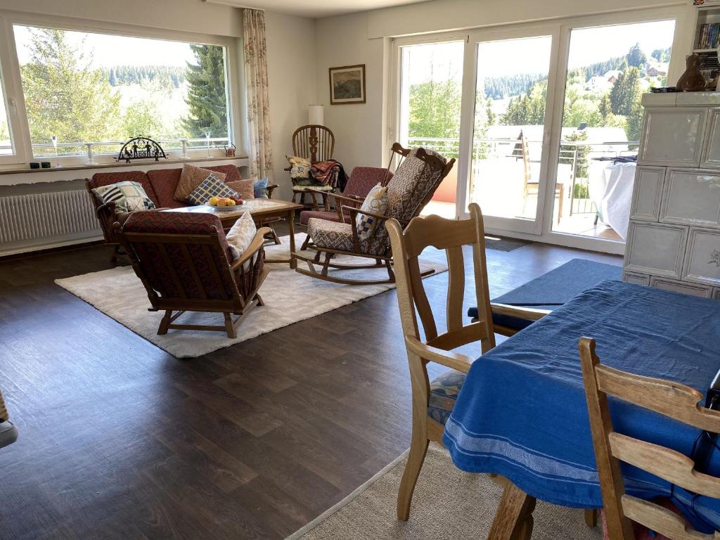 申瓦尔德Haus Gutach的客厅配有椅子、沙发和桌子