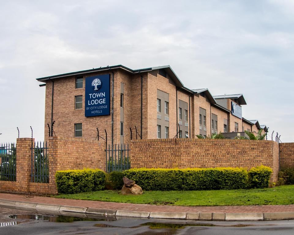 哈博罗内Town Lodge Gaborone的一座带有读取联排别墅标志的建筑
