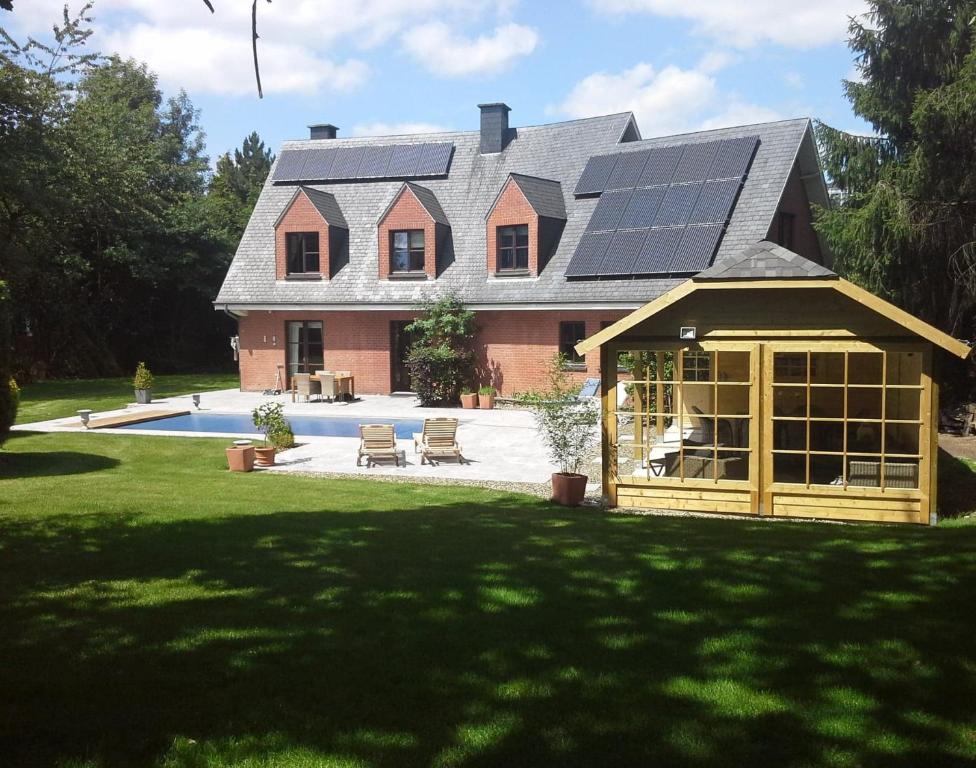 斯帕Villa Sparadis的屋顶上设有太阳能电池板的房子