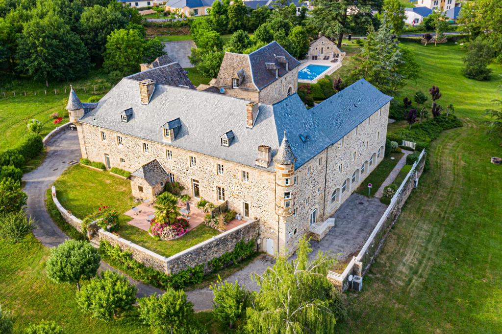 圣热涅-多尔特Château de la Falque, The Originals Relais (Relais du Silence)的享有带庭院的大型石屋的空中景致