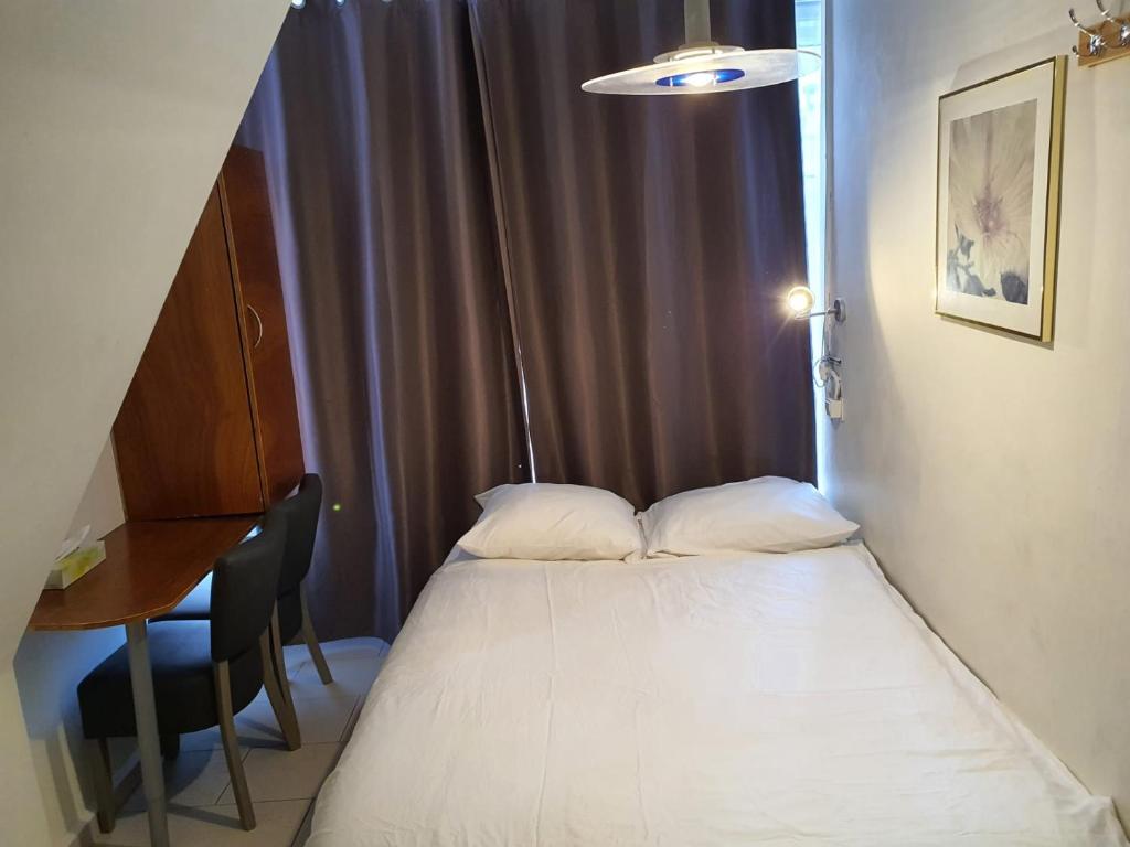 阿姆斯特丹施罗德酒店的一张位于带桌子和窗户的房间的床铺