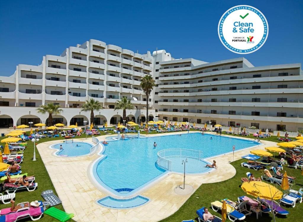 阿尔布费拉布里萨索尔公寓式酒店的一座大型酒店,设有游泳池和一座大型建筑