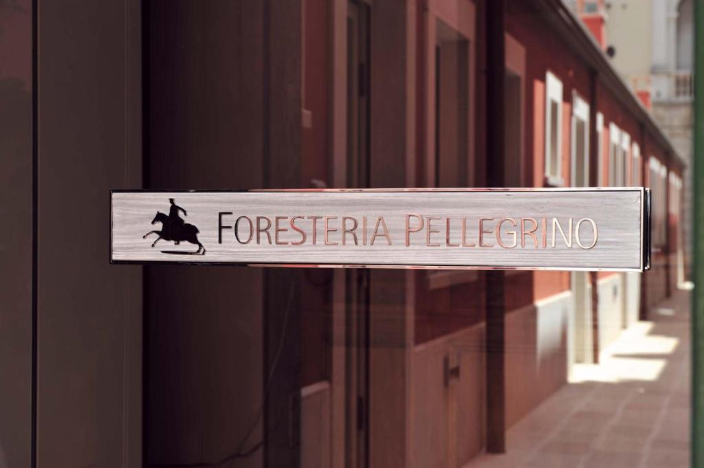 安德里亚Foresteria Pellegrino的建筑物上读有森林的标志