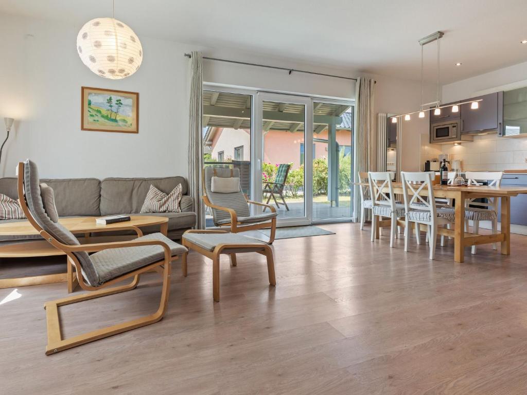 齐罗Luxurious Holiday Home in Zierow near Baltic Sea Beach的客厅配有沙发、椅子和桌子