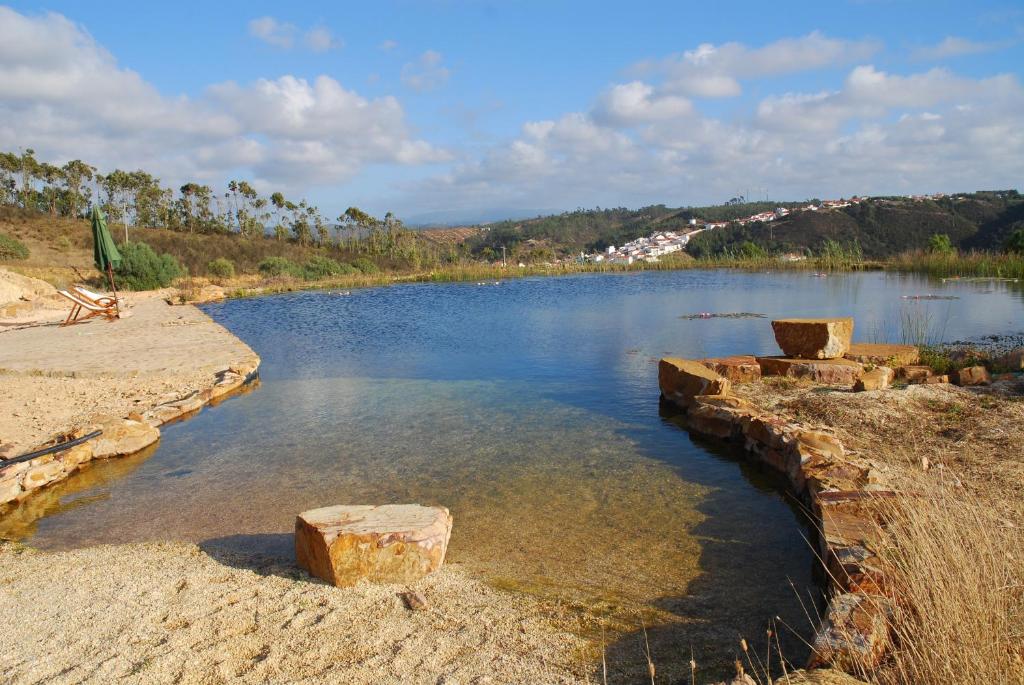 奥德赛克斯Montes de Baixo的水中岩石的水域