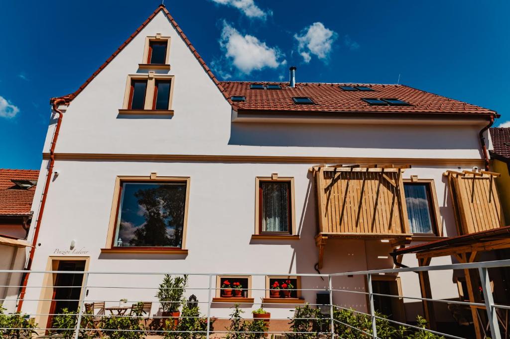 多尼杜纳约维采Penzion Lederer的白色的房子,设有木制阳台