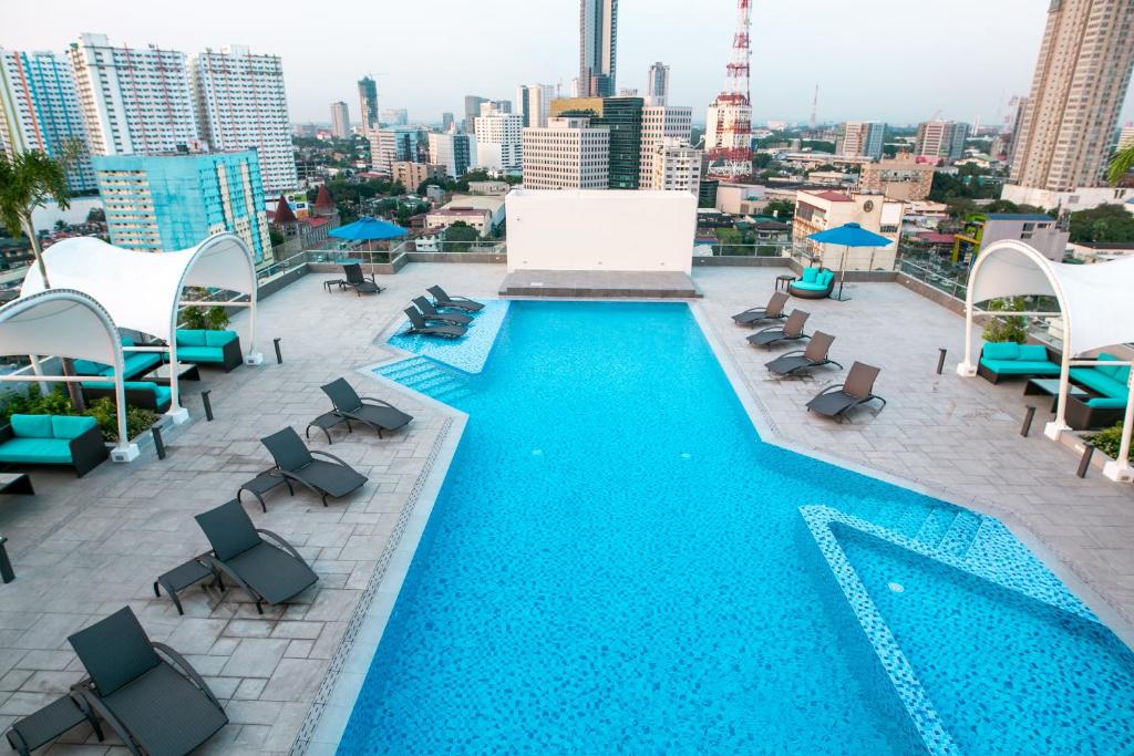 马尼拉鲁克森特酒店的建筑物屋顶上的游泳池