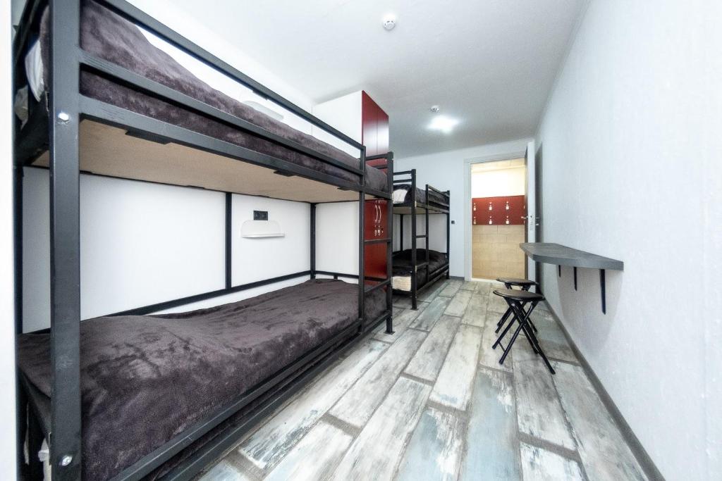 敖德萨ПИРС的一间卧室配有两张双层床和一张书桌