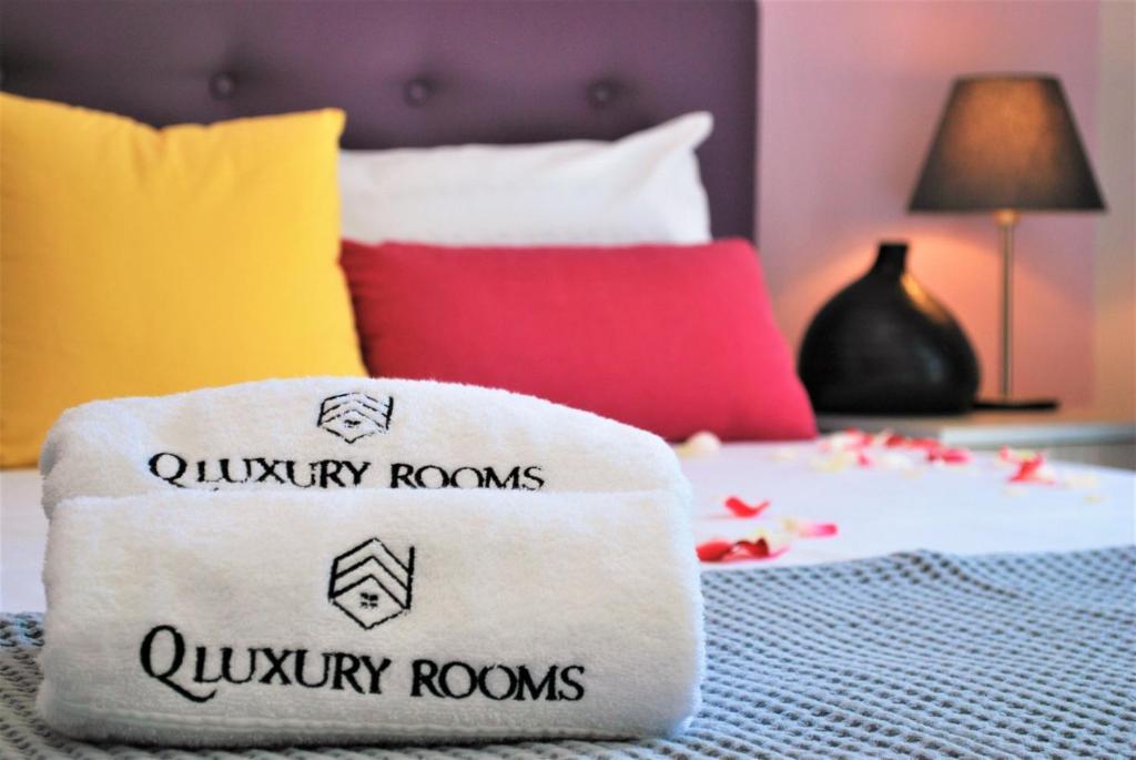 帕莱罗斯Q Luxury Rooms Paleros的一张带枕头的衣柜