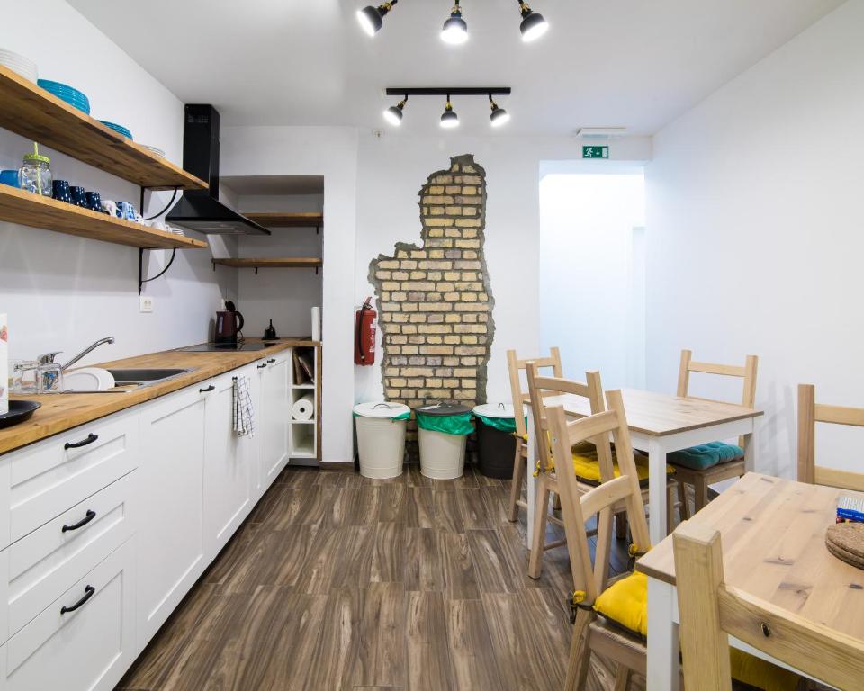 伊佐拉Sobe Argo Izola的厨房以及带桌椅的用餐室。