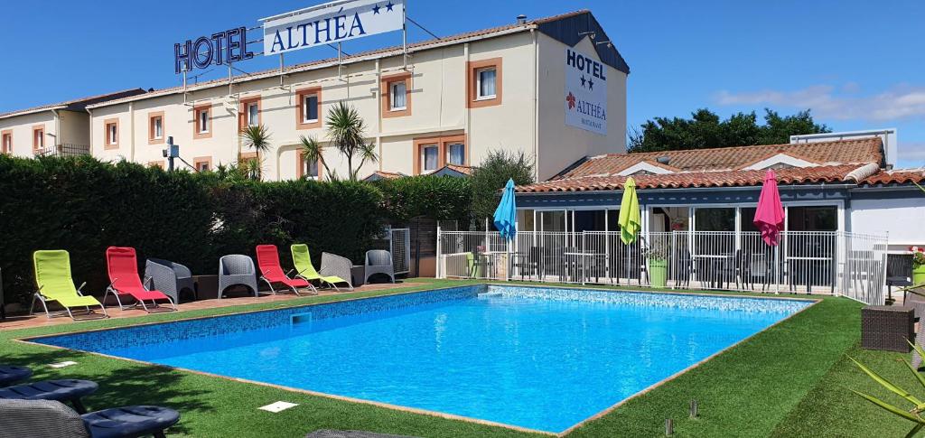 贝济耶Hôtel Althea - Piscine et Sauna的酒店前的游泳池
