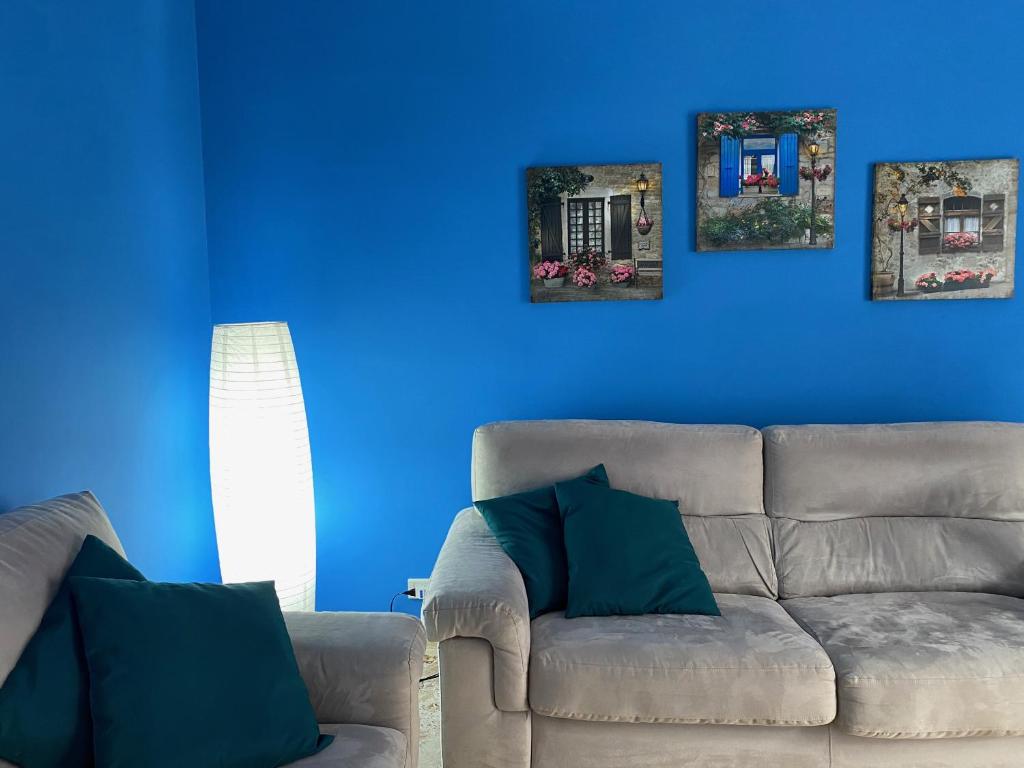 塔兰托Relax in Taranto的带沙发和蓝色墙壁的客厅