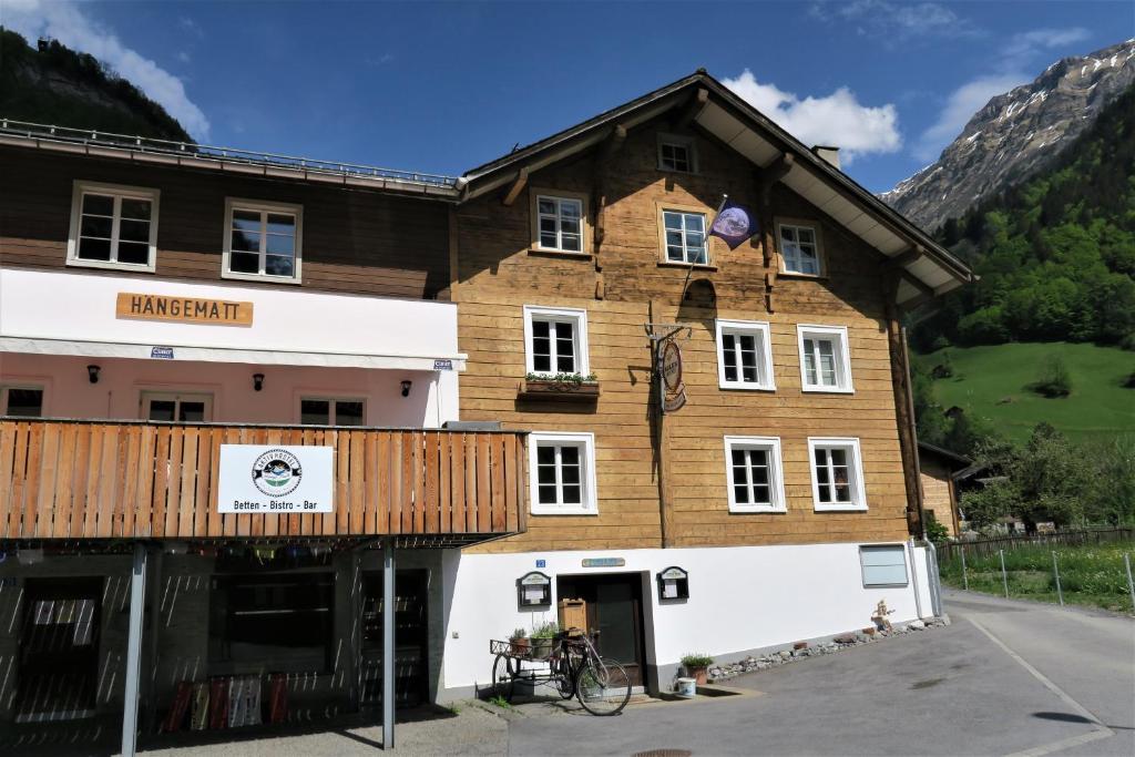 MattAktivhostel HängeMatt的一座大木结构建筑,位于山前