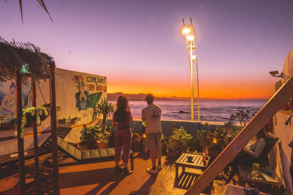大加那利岛拉斯帕尔马斯Agüita House的两人站在阳台上欣赏日落美景
