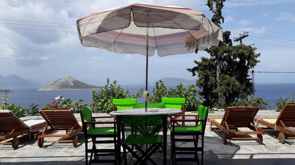 KapótidhesFantastic House with a Wonderful View of the Sea的庭院里配有桌椅和遮阳伞
