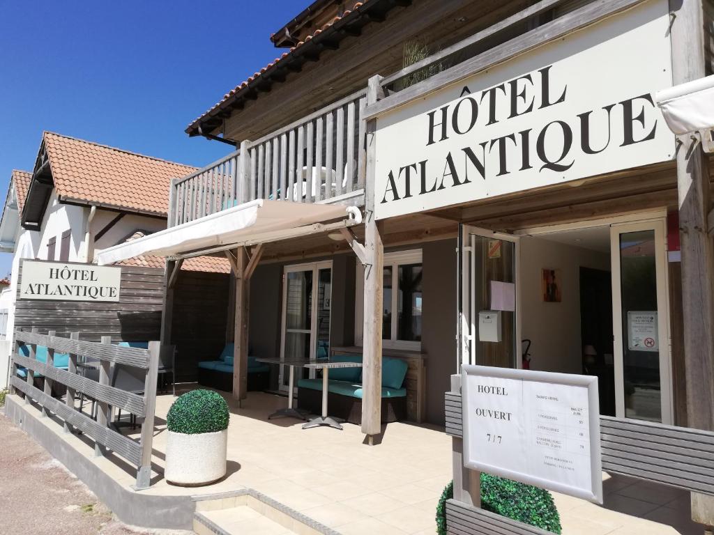 米尼赞海滩Hotel Atlantique的大楼前标有标志的酒店入口