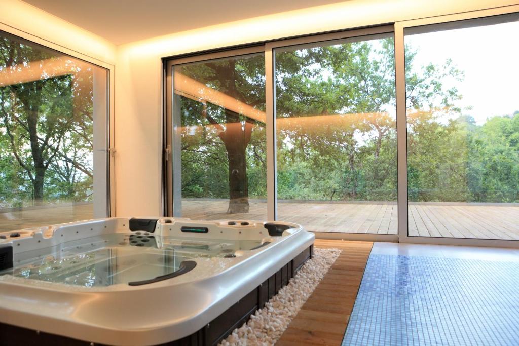 维埃拉·多米尼奥Oak Nature的设有一个大浴缸的大窗户