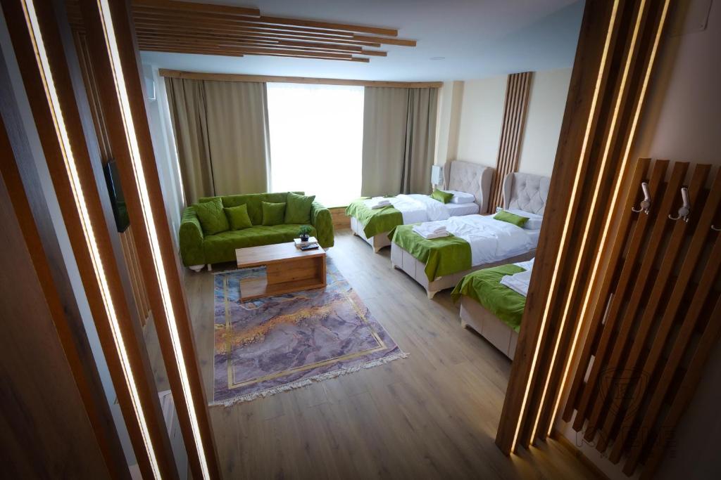 新帕扎尔Motel KVELE的酒店客房,设有两张床和一张沙发