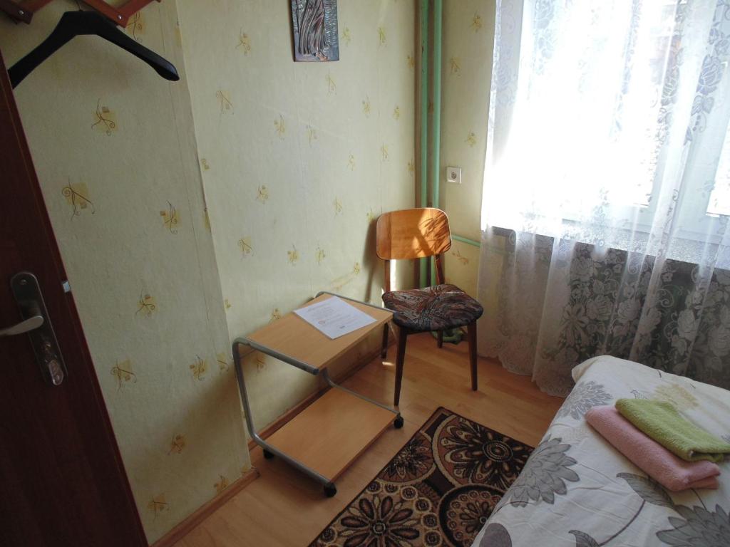比亚韦斯托克Villa Turysta的小房间,配有椅子和床