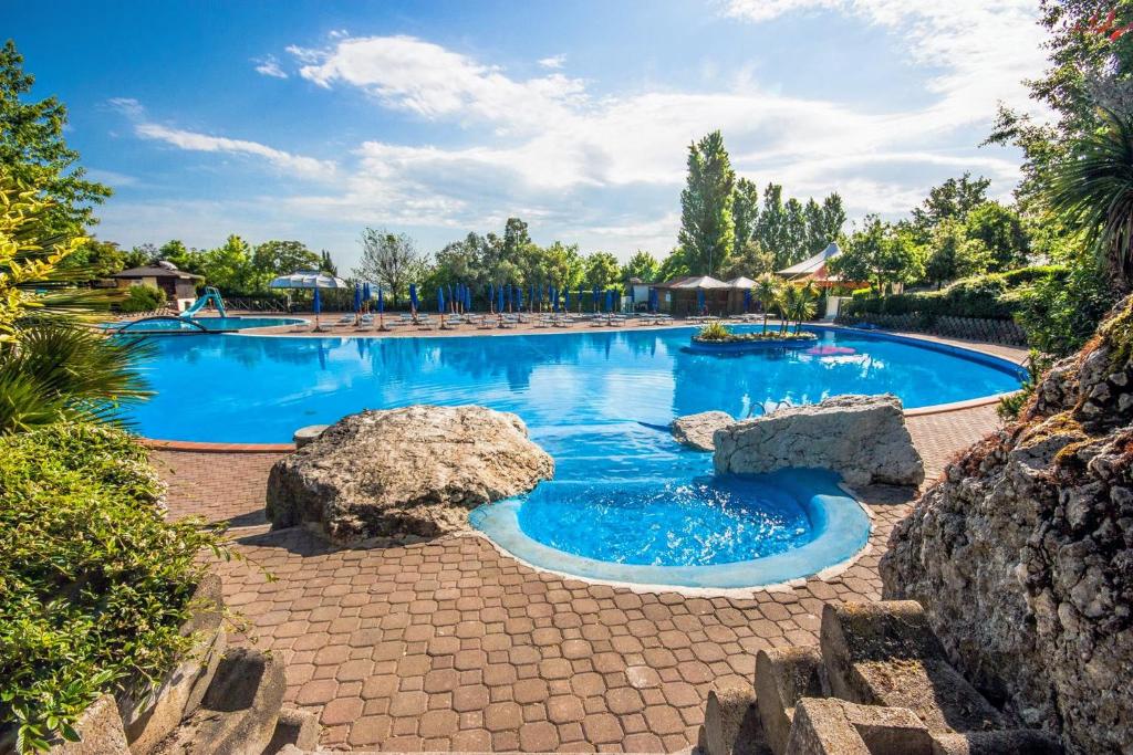 圣马力诺Divacamp San Marino的度假村内一个蓝色的大泳池