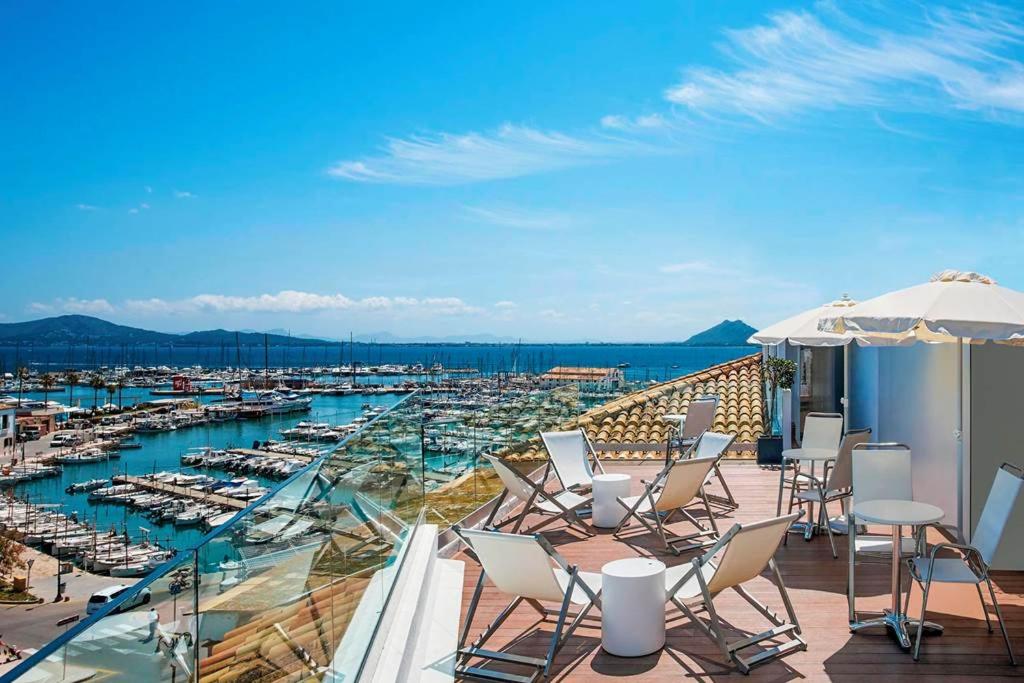 波连萨港埃洛酒店的阳台配有椅子,海港设有船只。