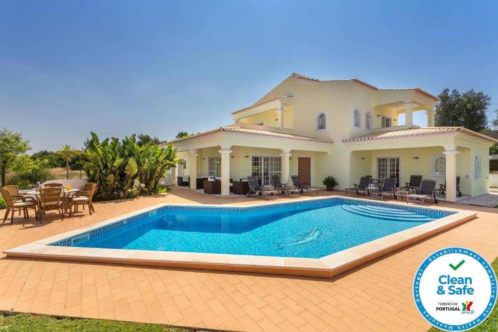 阿尔沃尔Villa Amarela的别墅前设有游泳池