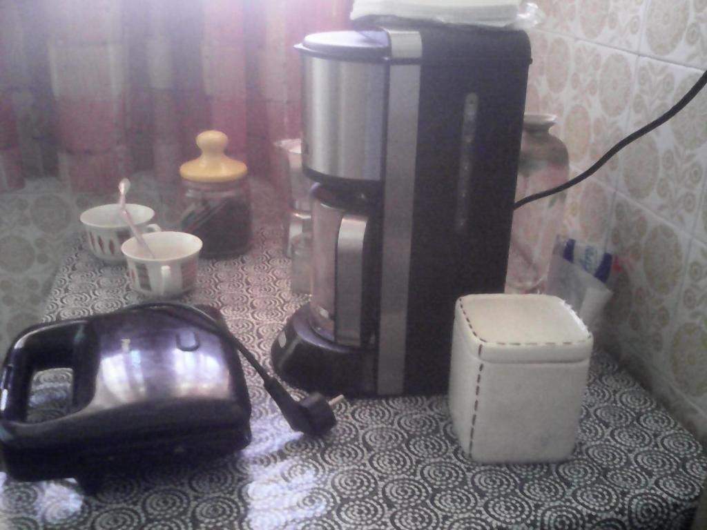 卢特拉艾季普苏Nikos Rooms的柜台上的咖啡机和咖啡壶
