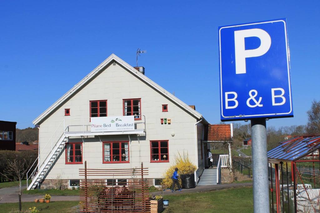 LångekärrPilane B&B的前面有标志的白色房子