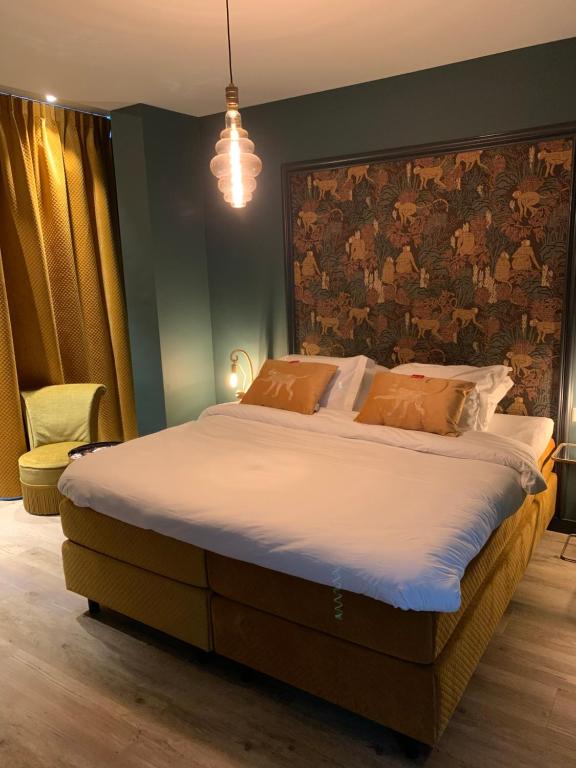赞德沃特The Rock的一间卧室设有一张大床和墙壁