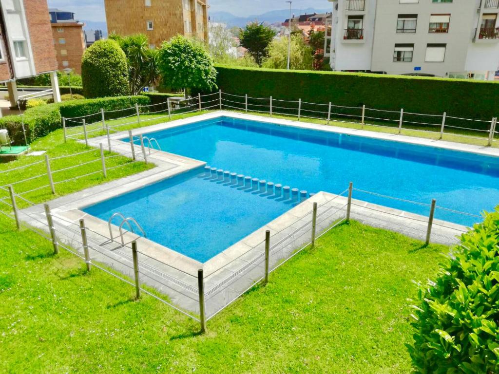 桑坦德Apartamento Valdenoja Playa Sardinero的庭院中间的大型游泳池