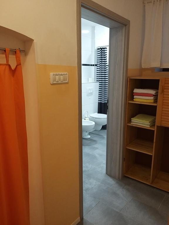 伊佐拉Idila的一间带卫生间、水槽和门的浴室