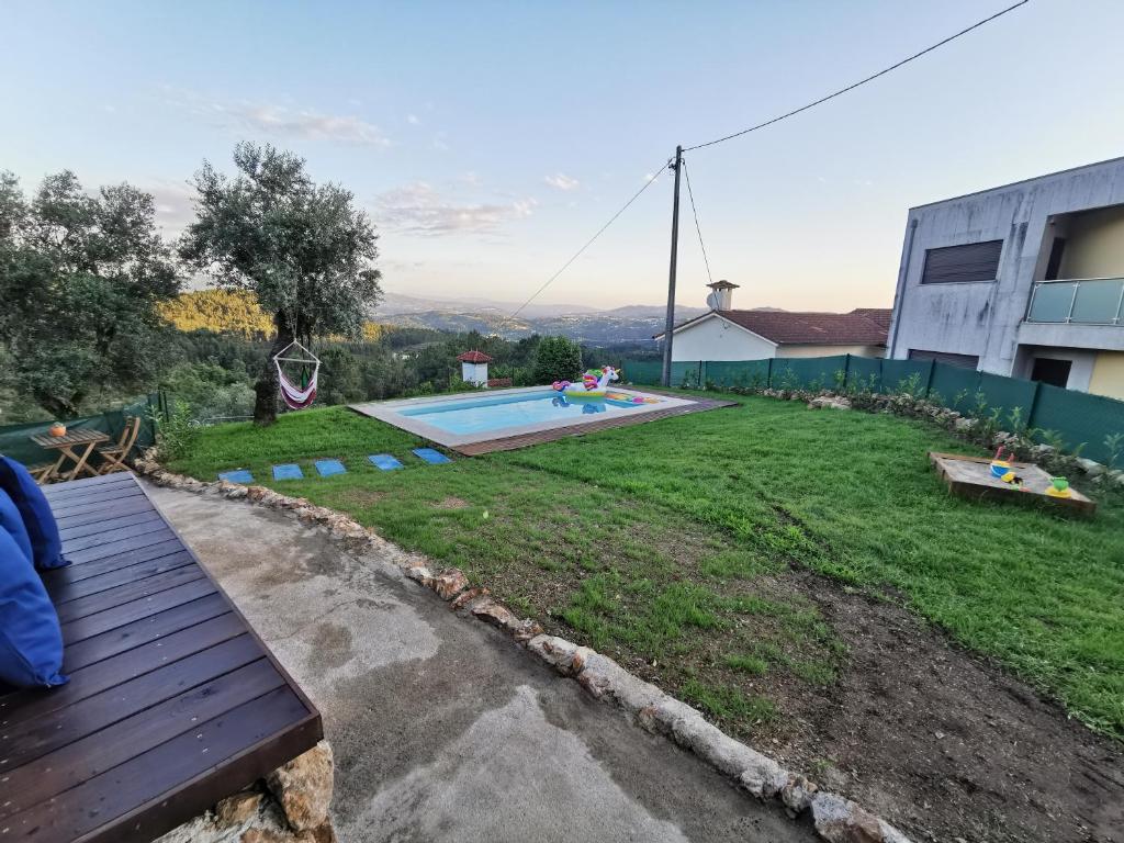 塞洛里库迪巴什图Casa Mendes Lopes的一个带长凳和游泳池的庭院