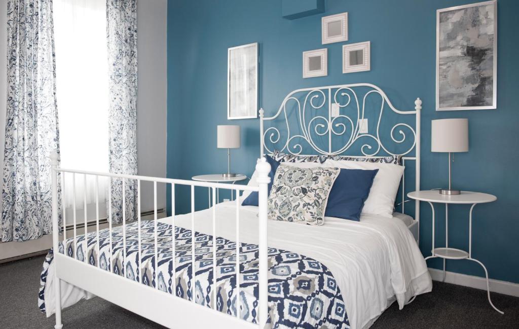 多伦多追梦人旅馆的卧室配有白色的床和蓝色的墙壁