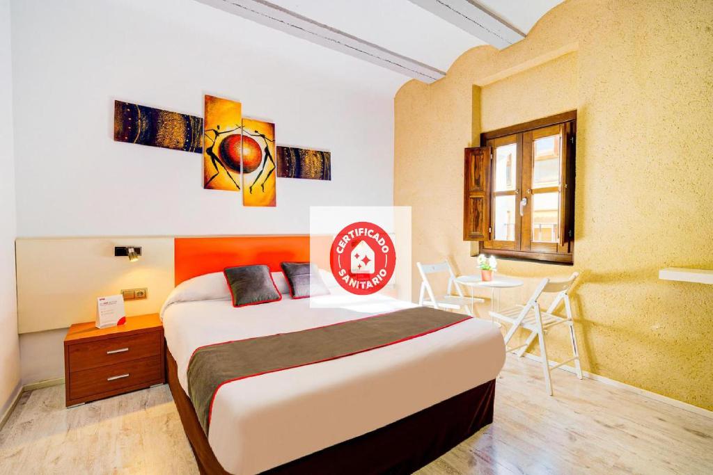 卡迪瓦Casa Del Cigroner的一间卧室,配有一张带篮球标牌的床