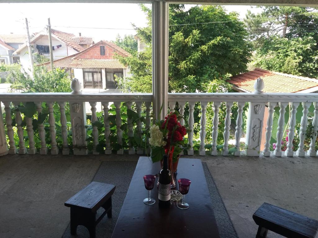 克拉多沃Traianov most的阳台上的桌子上摆放着鲜花和酒杯