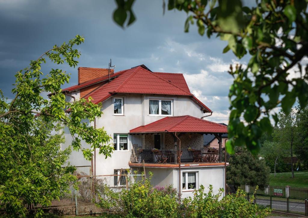 萨希诺Agroturystyka Gawryś pokoje的一座大型白色房屋,设有红色屋顶