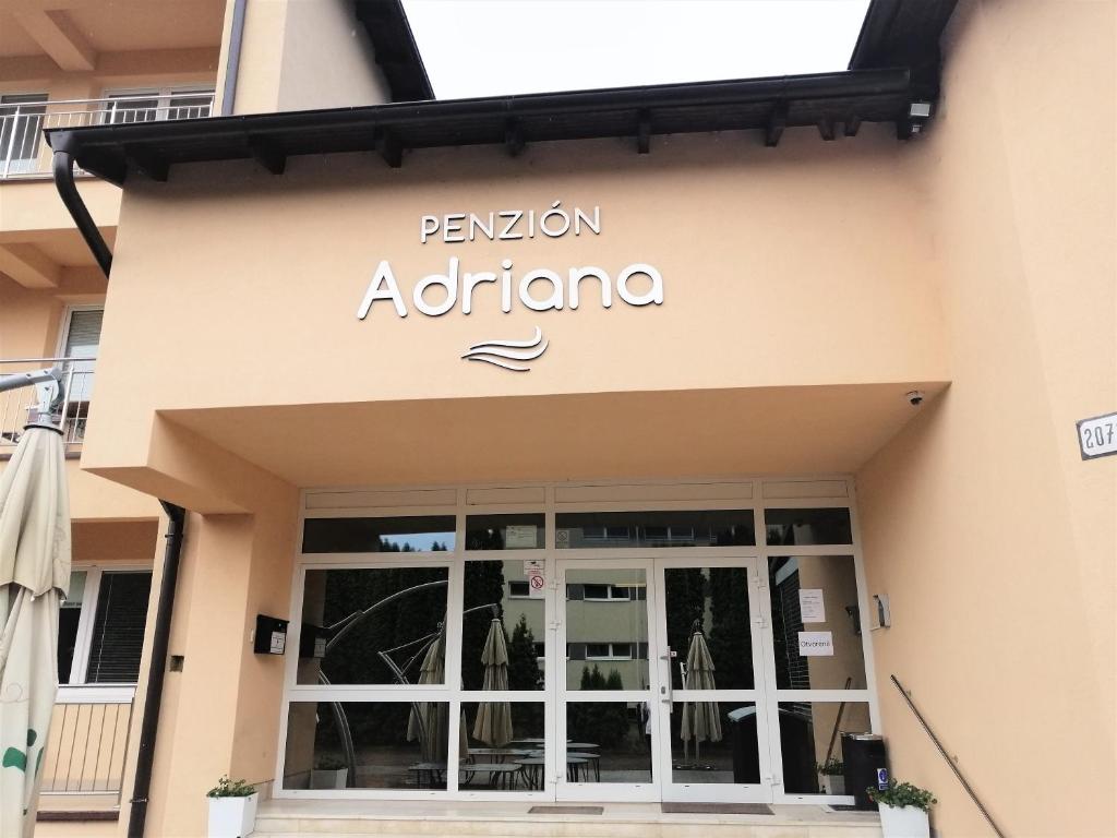 瓦赫河畔新梅斯托Penzion Adriana的商店前方有时尚精品店的标志