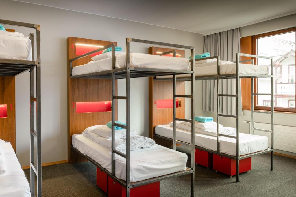 雷克雅未克Loft - HI Eco Hostel的一间设有三张双层床的客房