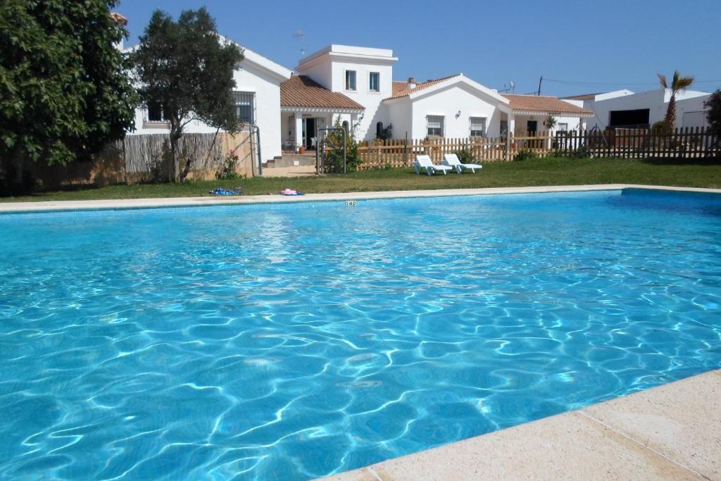 科尼尔-德拉弗龙特拉Hotel Casa Fina - Adults Recommended的一座大蓝色游泳池,位于房子前