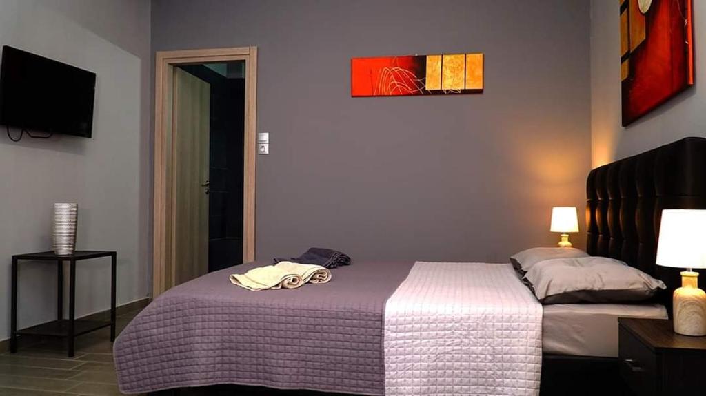 阿纳维索斯New seafront studio的一间卧室,配有一张带钱包的床