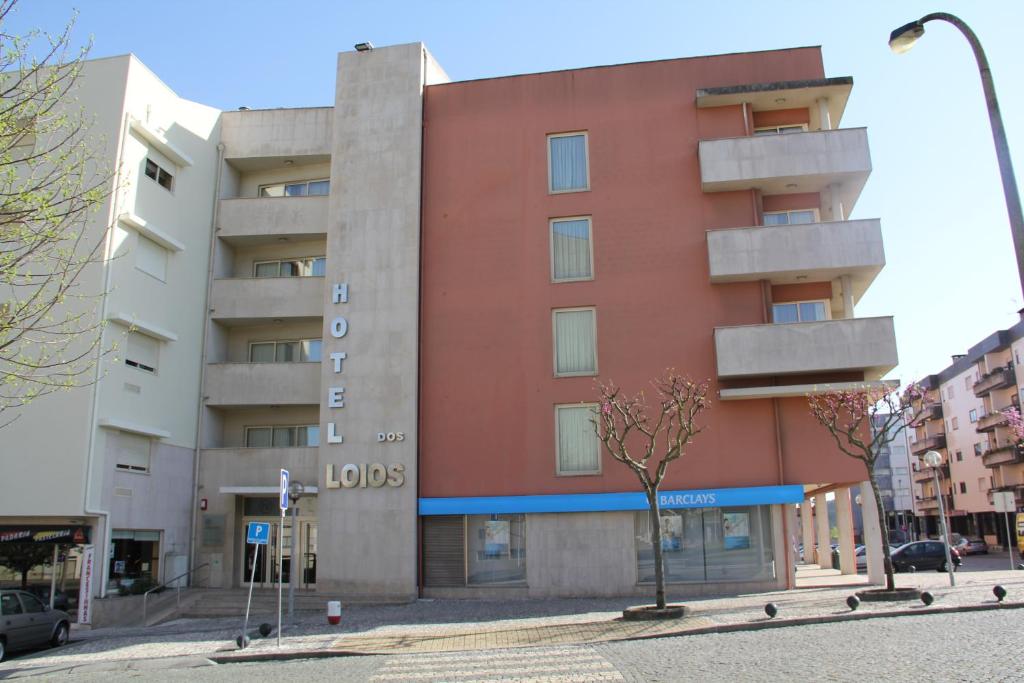 圣玛丽亚大德费拉多斯罗伊奥斯酒店的城市街道上的红色建筑