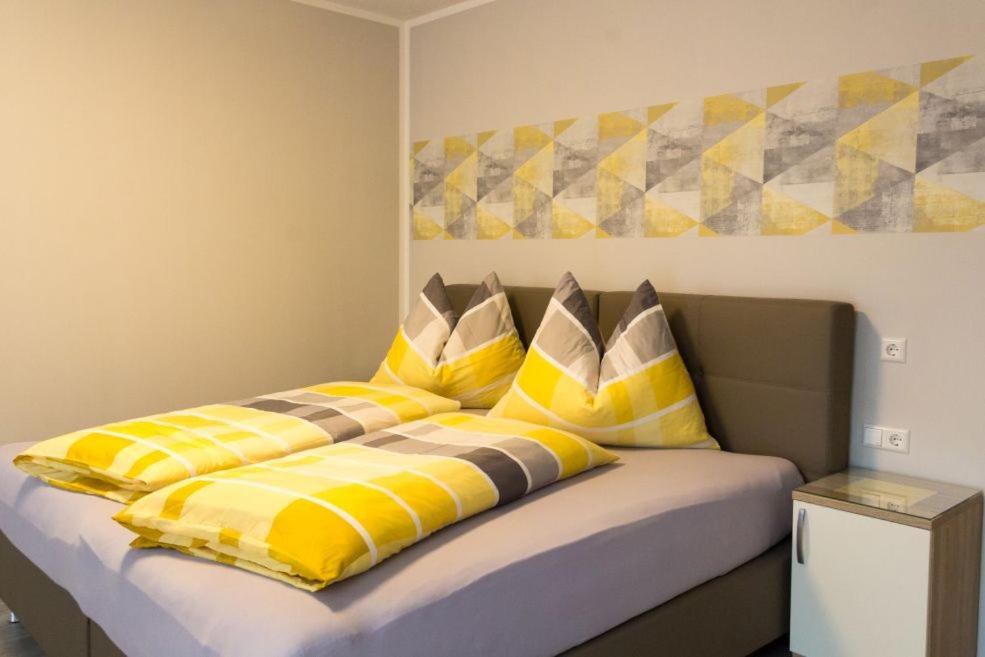 GobernitzPension Puster的一张黄色和白色枕头的床